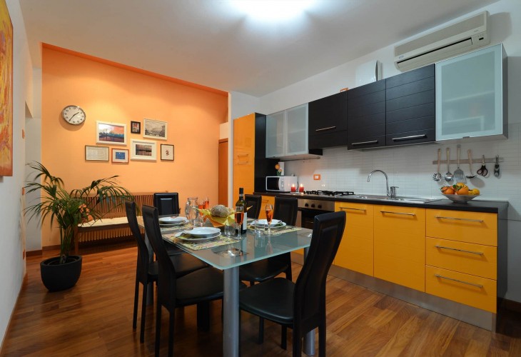 appartamento-arancio-alloggi-a-padova-foto-ampia-cucina-padovaresidence