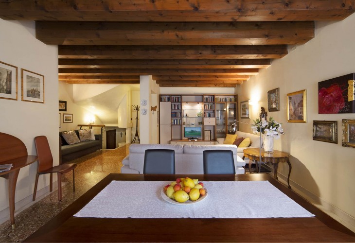 appartamento-palazzo-della-ragione-appartamento-affitto-a-padova-centro-storico-foto-interno-salone-padovaresidence