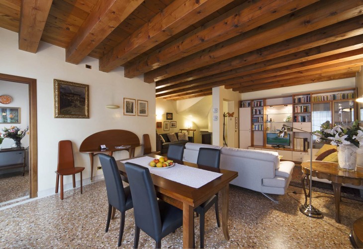 appartamento-palazzo-della-ragione-appartamento-affitto-a-padova-centro-storico-foto-salone-interno-padovaresidence