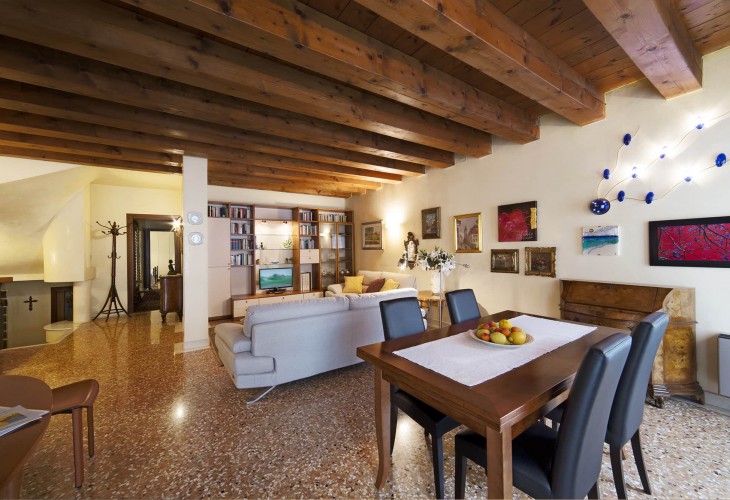 appartamento-palazzo-della-ragione-appartamento-affitto-a-padova-centro-storico-foto-salone-padovaresidence