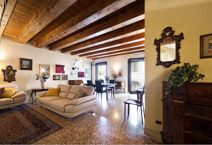appartamento-palazzo-della-ragione-appartamento-affitto-a-padova-centro-storico-salone-divani-padovaresidence
