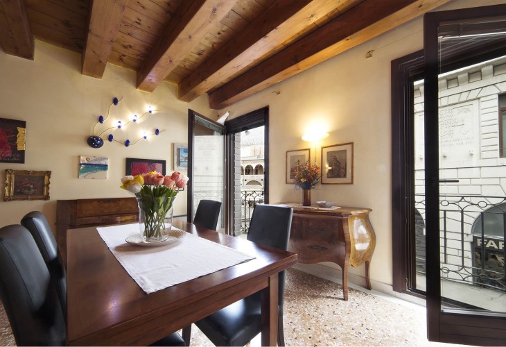 appartamento-palazzo-della-ragione-appartamento-affitto-a-padova-centro-storico-salone-tavolo-padovaresidence