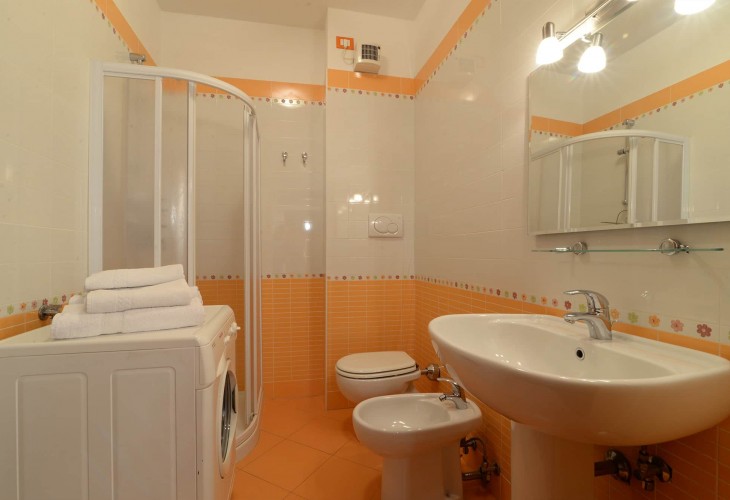arancio-apartment-tourist-apartments-rent-in-Padua-bathroom-photo-padovaresidence