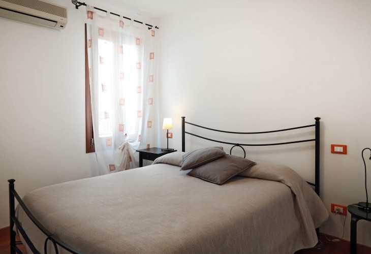 arancio-apartment-tourist-apartments-rent-in-Padua-bedroom-photo-padovaresidence